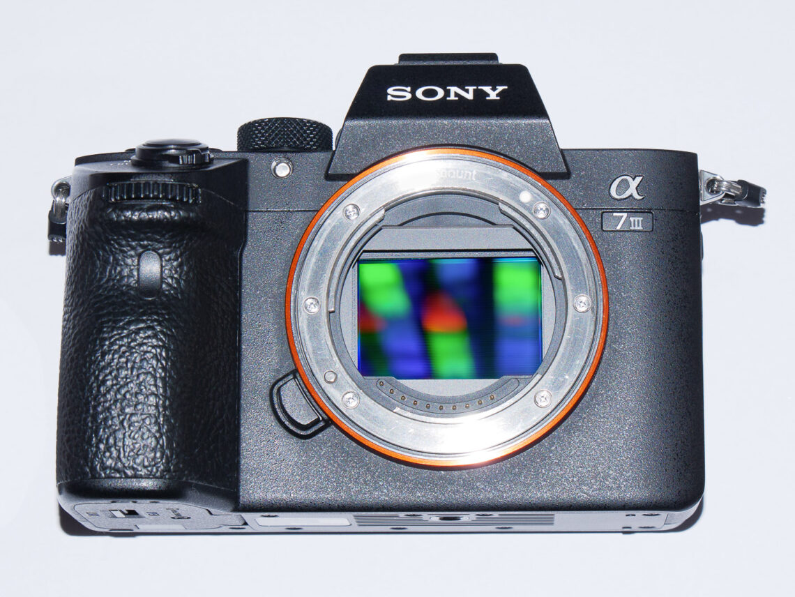 Spiegellose Kamera haben keinen Spiegel verbaut und das Licht fällt direkt auf den Sensor