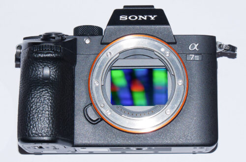 Spiegellose Kamera haben keinen Spiegel verbaut und das Licht fällt direkt auf den Sensor