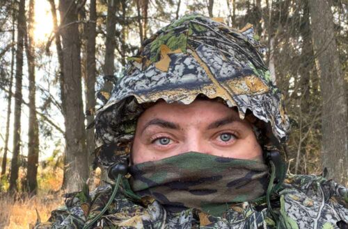 Wildlifefotografe mit Tarnung im Wald